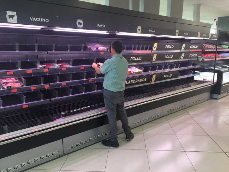 <span style='color:#780948'>ARCHIVED</span> - Supermarkets limit capacity as panic buying continues in Spanish shops
