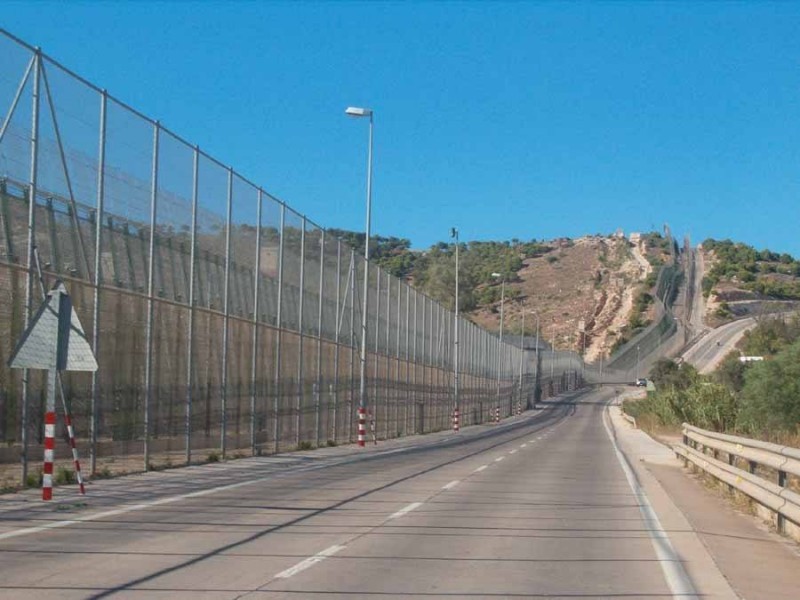 <span style='color:#780948'>ARCHIVED</span> - 18 migrants climb over border fence into Melilla as large group storms the structure