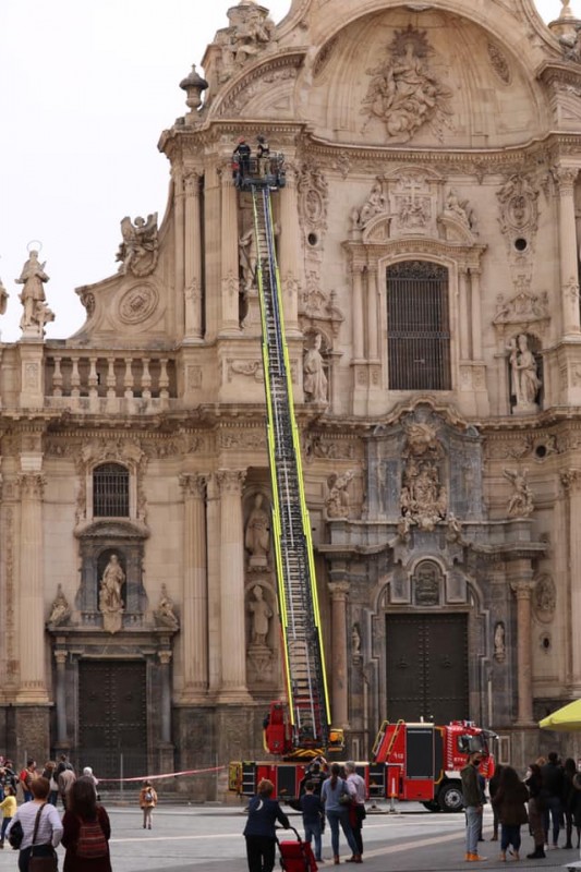 <span style='color:#780948'>ARCHIVED</span> - Firemen called in to deal with falling masonry from Murcia Cathedral