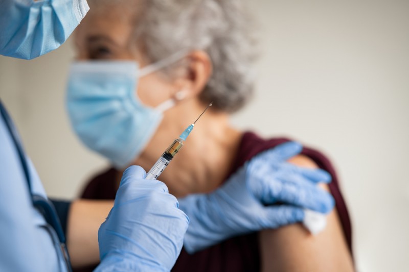 <span style='color:#780948'>ARCHIVED</span> - Andalusia starts administering covid vaccinations to those in their 70s