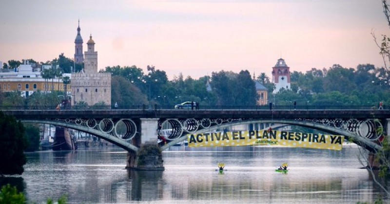 <span style='color:#780948'>ARCHIVED</span> - Greenpeace hangs banner on Triana bridge in Seville urging council to implement environmental pollution plan