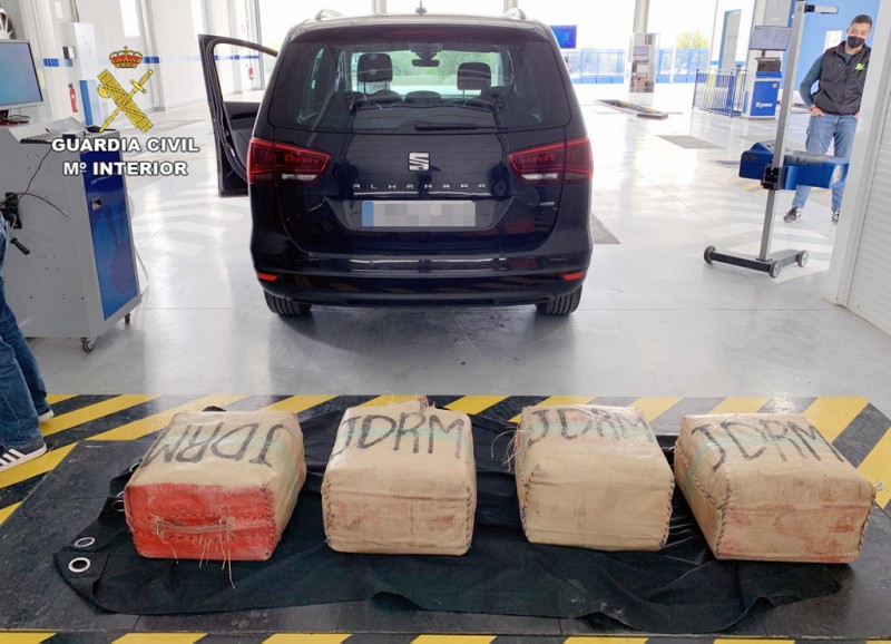 <span style='color:#780948'>ARCHIVED</span> - Driver arrested for transporting 135 kilos of hashish on the A-7 motorway in south-west Murcia
