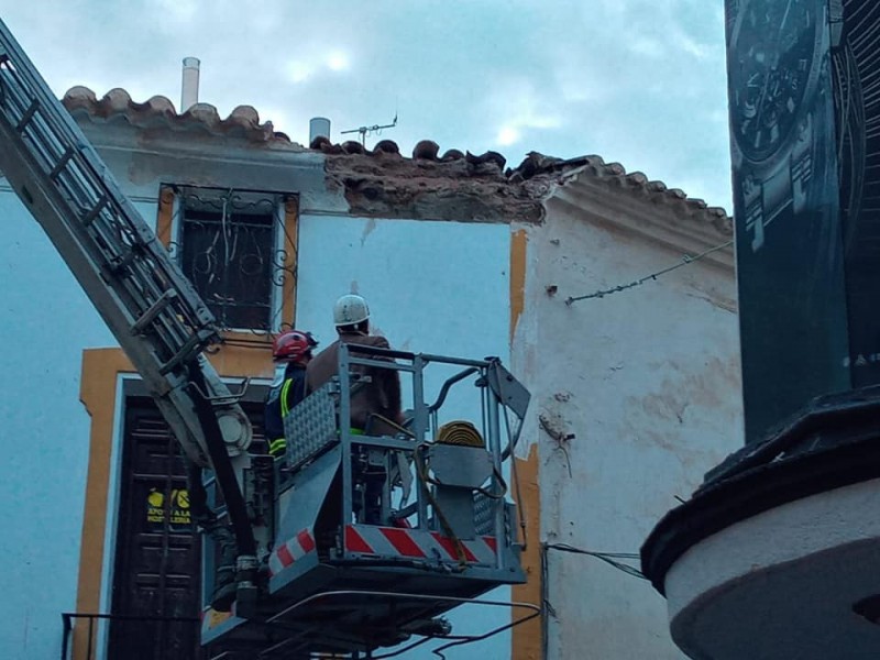 <span style='color:#780948'>ARCHIVED</span> - Heavy shower causes masonry to fall on Lorca bar terrace