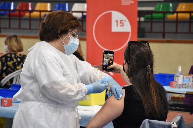 <span style='color:#780948'>ARCHIVED</span> - Spain administers more than half a million vaccines in one day ; a new record
