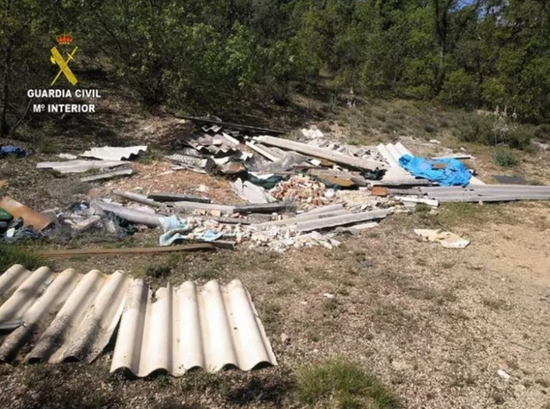 <span style='color:#780948'>ARCHIVED</span> - Building company reported for dumping asbestos in Guadalajara countryside