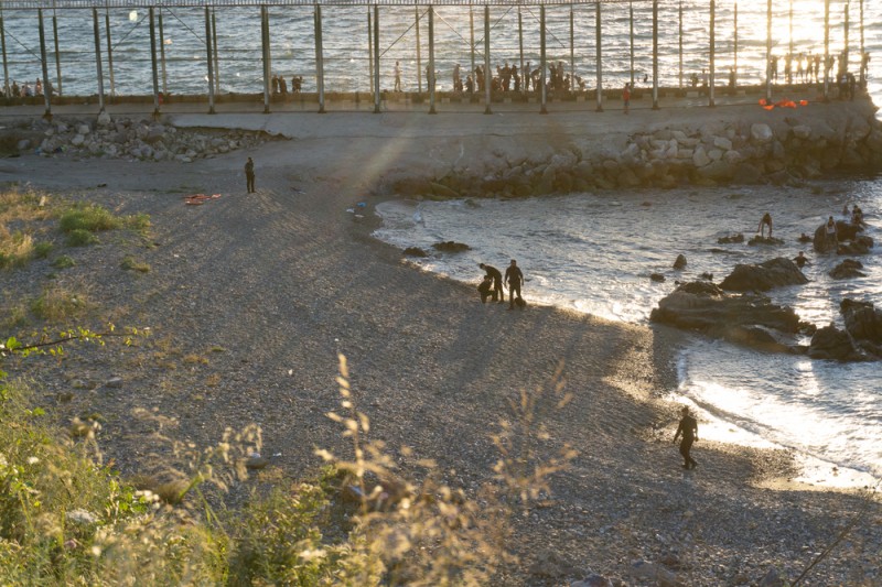 <span style='color:#780948'>ARCHIVED</span> - Ceuta will adapt breakwater to make it harder for illegal migrants to cross onto Spanish soil