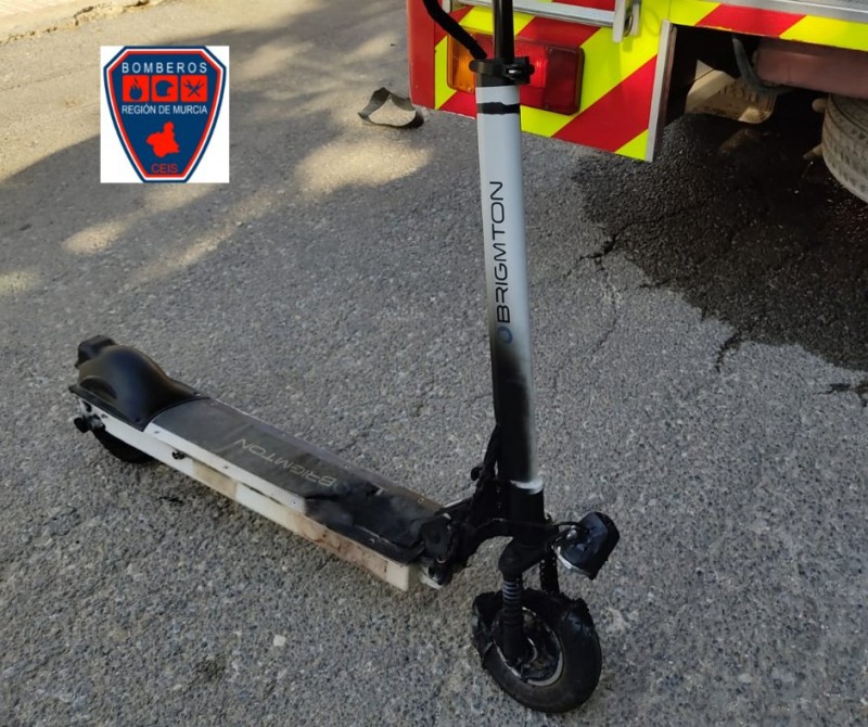 <span style='color:#780948'>ARCHIVED</span> - Firefighters extinguish blaze caused by an electric scooter in a house in Alhama de Murcia