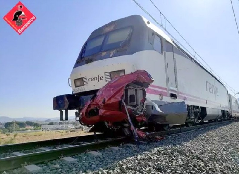<span style='color:#780948'>ARCHIVED</span> - Four dead in collision between a train and vehicle on level crossing in Novelda (Alicante)