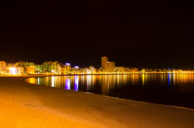 <span style='color:#780948'>ARCHIVED</span> - Barcelona tackles Covid surge by wetting beaches and city squares at night