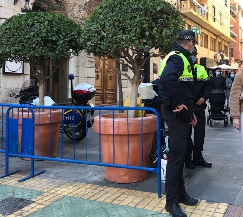 <span style='color:#780948'>ARCHIVED</span> - Police find staff including chef with Covid working at Alicante restaurant