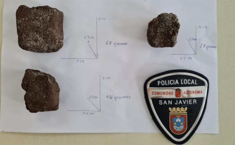 <span style='color:#780948'>ARCHIVED</span> - La Manga beachgoer finds several pieces of hashish washed up on the shore