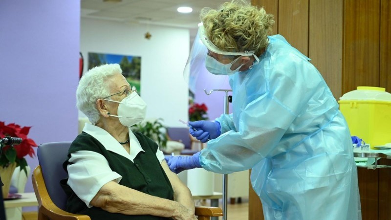 <span style='color:#780948'>ARCHIVED</span> - Calls for third Covid vaccine dose in Spain as care home cases rise sharply