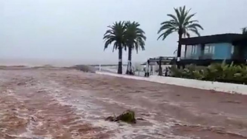 <span style='color:#780948'>ARCHIVED</span> - Violent storm hits the coastal resort of Benicassim