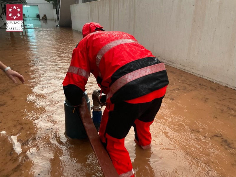 <span style='color:#780948'>ARCHIVED</span> - Firefighters in Benicassim drain dozens of garages and basements after intense storm