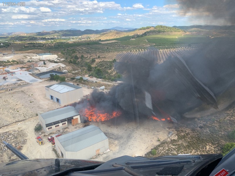 <span style='color:#780948'>ARCHIVED</span> - Major fire in Cehegin textile processing warehouse