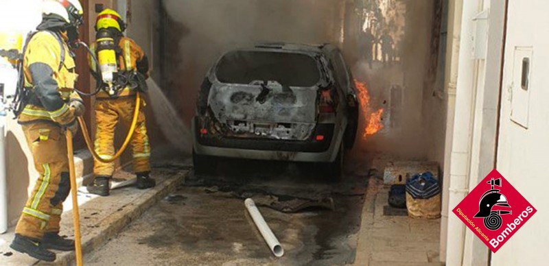 <span style='color:#780948'>ARCHIVED</span> - Residents in Alicante town ordered to stay indoors after car bursts into flames