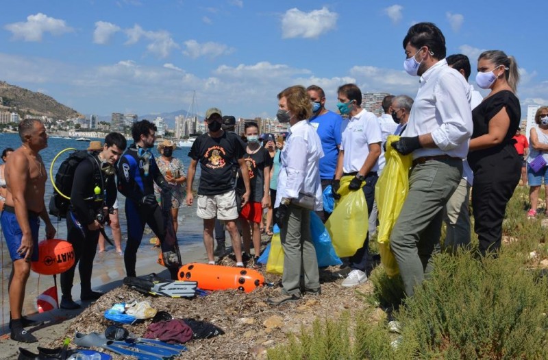 <span style='color:#780948'>ARCHIVED</span> - Queen Sofia of Spain helps out at Alicante beach clean-up