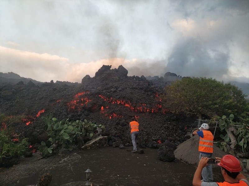 <span style='color:#780948'>ARCHIVED</span> - Volcano tourists cause major disruption on La Palma