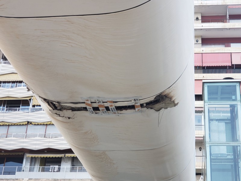 <span style='color:#780948'>ARCHIVED</span> - Gaping hole in Alicante footbridge remains unfixed 18 months after being damaged