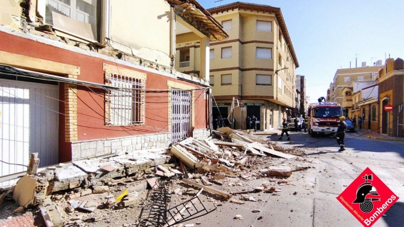<span style='color:#780948'>ARCHIVED</span> - Woman escapes unscathed after building collapses in Almoradi