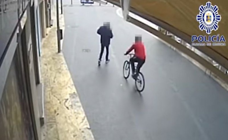 <span style='color:#780948'>ARCHIVED</span> - VIDEO: drunk Alhama cyclist crashes into pedestrian and gets 1,000-euro fine