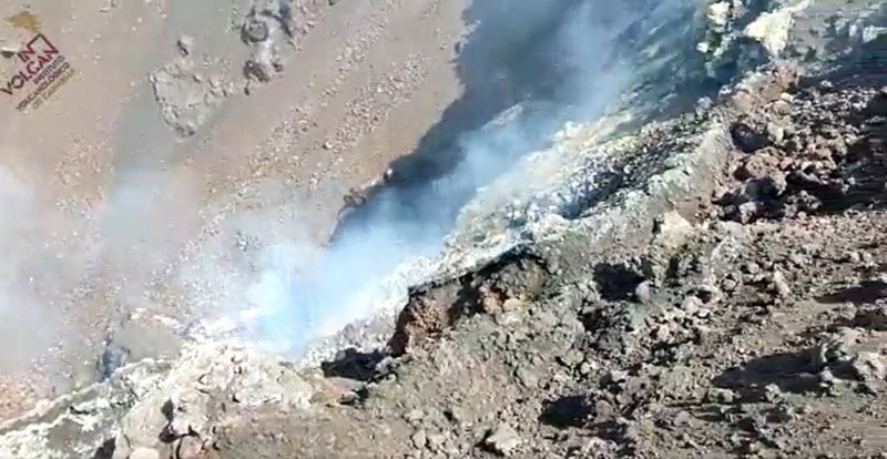 <span style='color:#780948'>ARCHIVED</span> - New video shows La Palma volcano emitting gases