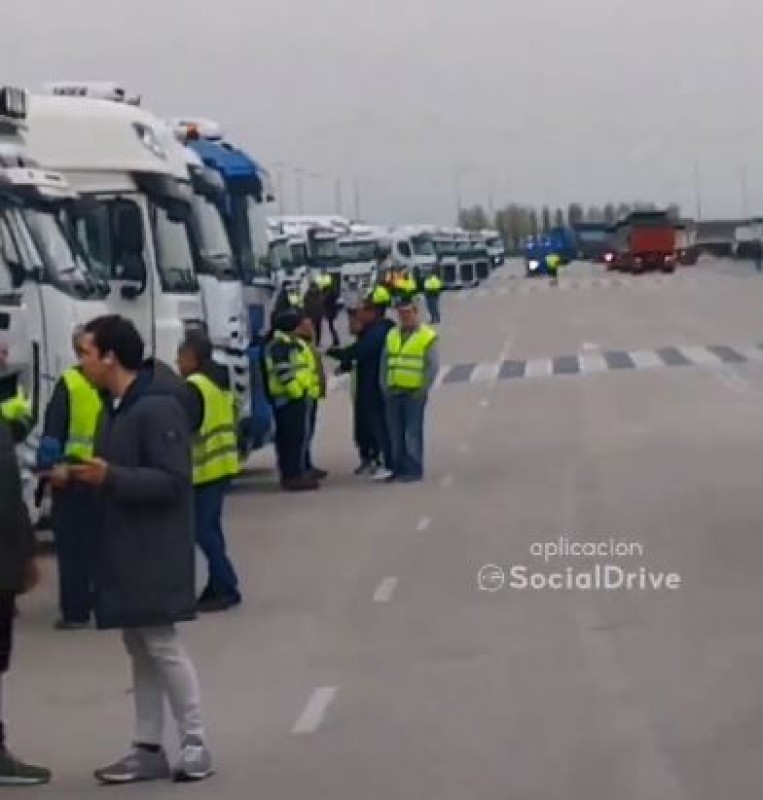 <span style='color:#780948'>ARCHIVED</span> - Transport sector refuses second government deal and Spanish national strike continues