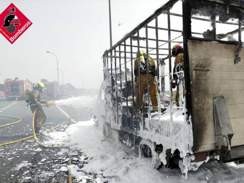 <span style='color:#780948'>ARCHIVED</span> - Spectacular lorry fire on the A-7 near Alicante-Elche Airport
