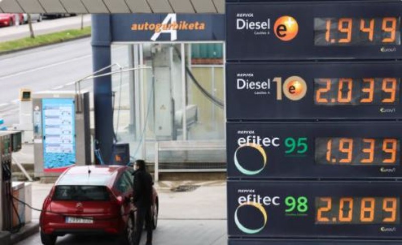 <span style='color:#780948'>ARCHIVED</span> - Chaos, payment problems and long queues in filling stations across Spain over new fuel discount