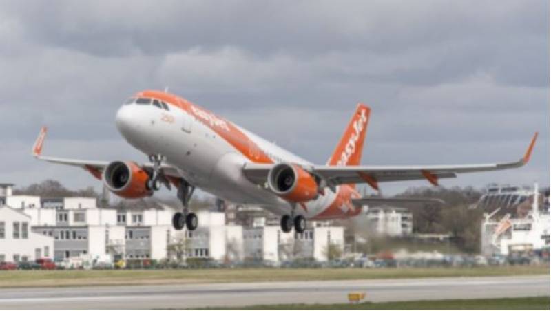 <span style='color:#780948'>ARCHIVED</span> - Travel chaos as easyJet cancels hundreds of flights