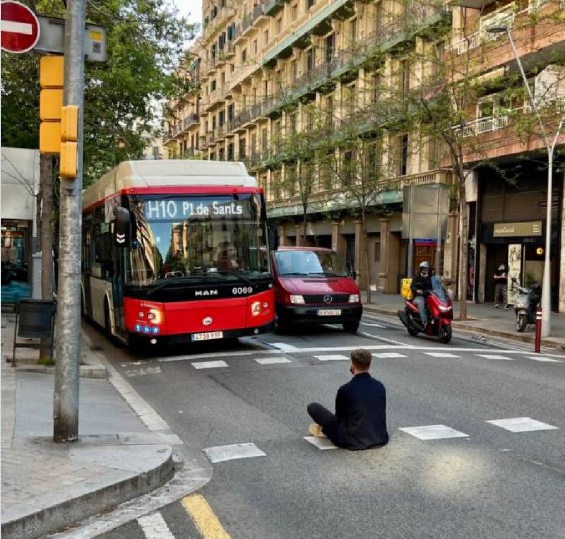 <span style='color:#780948'>ARCHIVED</span> - Barcelona man goes viral for sitting in the road after a bus driver refuses to open the door