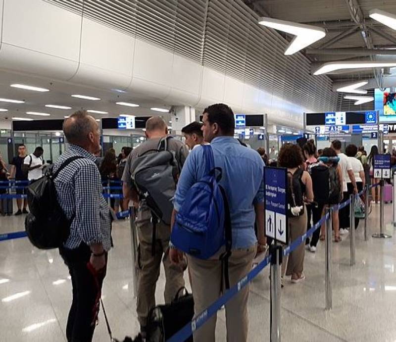 <span style='color:#780948'>ARCHIVED</span> - Chaos at Spanish airport leaves 3,000 passengers stranded over Easter