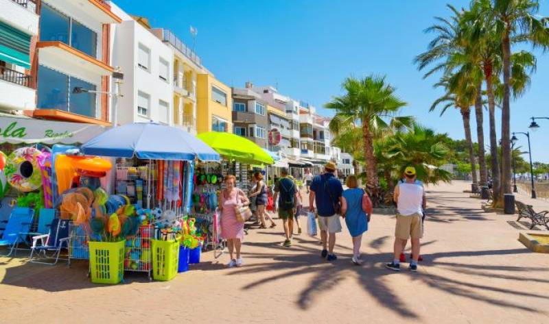 <span style='color:#780948'>ARCHIVED</span> - Sun-seeking Brits to splash out more than 10 billion pounds on Spanish holidays this year