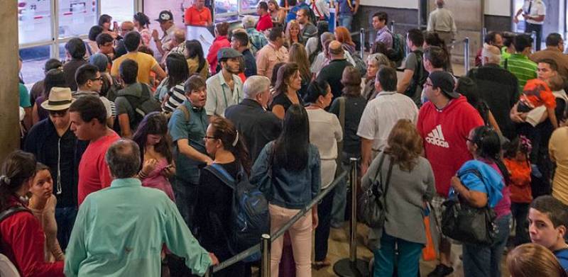 <span style='color:#780948'>ARCHIVED</span> - Britons queue for hours at Spanish passport control while EU passengers sail through