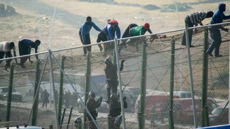 <span style='color:#780948'>ARCHIVED</span> - 500 migrants storm Spain-Morocco border in Melilla
