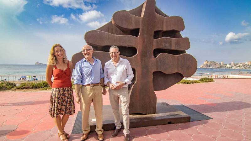 <span style='color:#780948'>ARCHIVED</span> - Benidorm promenade is given a touch of culture with open-air art exhibition