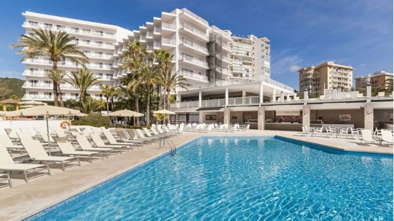<span style='color:#780948'>ARCHIVED</span> - British tourist, 53, drowns in 4-star Mallorca hotel swimming pool