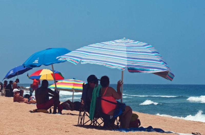 <span style='color:#780948'>ARCHIVED</span> - Costa Blanca town fines beachgoers for bagging spots on the sand with brollies