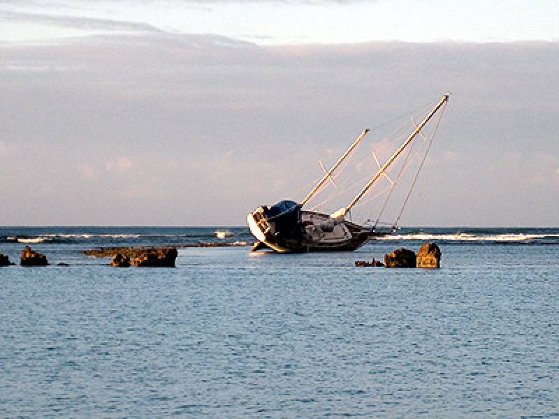 <span style='color:#780948'>ARCHIVED</span> - Dangerous behaviour as beachgoers in Spain use shipwrecked boat as a playground