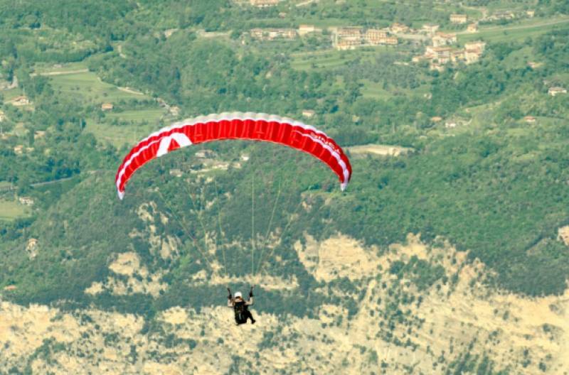 <span style='color:#780948'>ARCHIVED</span> - Young paraglider dies after crashing into Almeria rocks