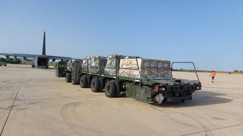 <span style='color:#780948'>ARCHIVED</span> - Two aircraft depart from Rota, Spain for Ukraine with a consignment of artillery ammunition