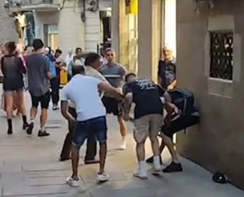 <span style='color:#780948'>ARCHIVED</span> - British tourist repeatedly stabbed by Barcelona bag snatchers