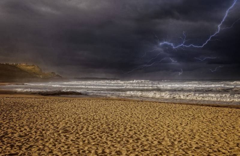 <span style='color:#780948'>ARCHIVED</span> - Two tourists killed by lightning strike on Spanish beach