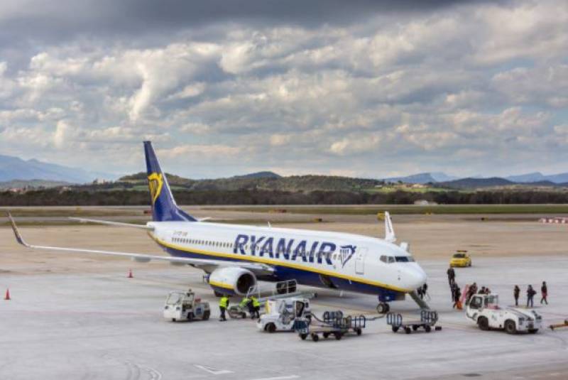 <span style='color:#780948'>ARCHIVED</span> - Drunk Ryanair passenger jailed for attacking crew and police aboard flight to Spain