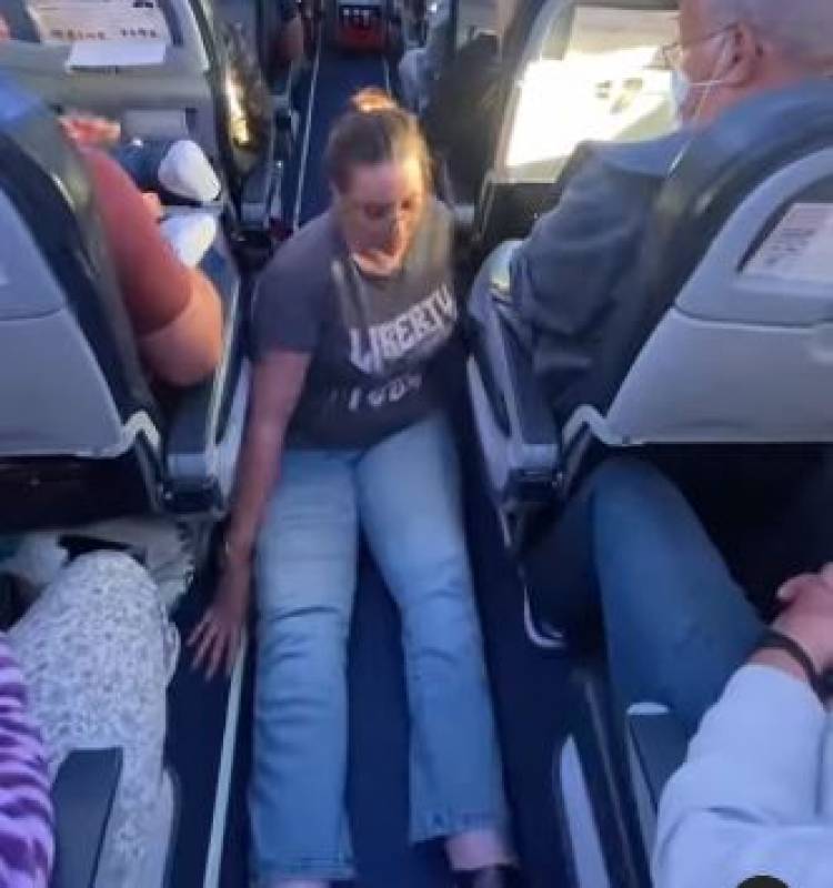 <span style='color:#780948'>ARCHIVED</span> - WATCH: Disabled Brit forced to drag herself to toilet on Mallorca flight