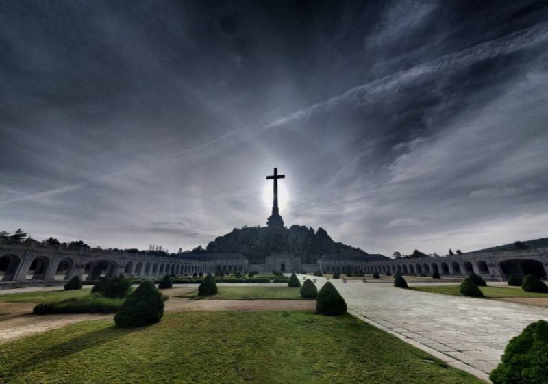 <span style='color:#780948'>ARCHIVED</span> - Spain passes law honouring Franco-era victims