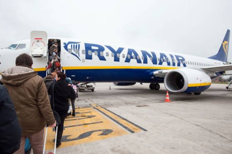 <span style='color:#780948'>ARCHIVED</span> - Boozed up Brit reduces Ryanair flight attendant to tears on flight from Spain