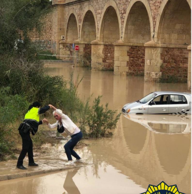 <span style='color:#780948'>ARCHIVED</span> - Floody hell: dramatic car rescue at the height of Alicante storms