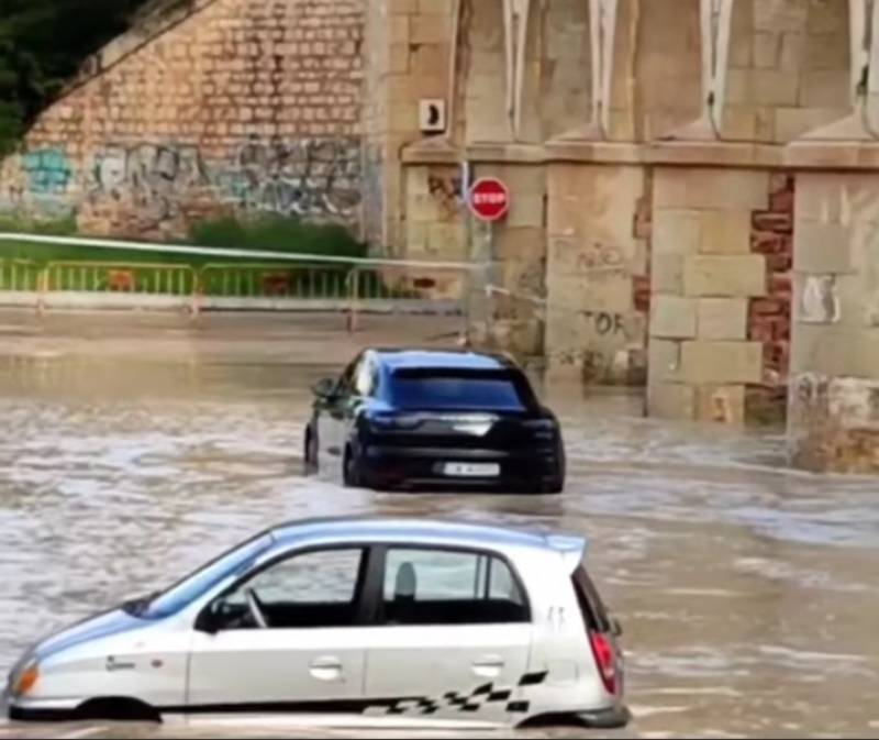 <span style='color:#780948'>ARCHIVED</span> - Foolish Costa Blanca driver ignores police flood warning and gets stuck in waist-high water