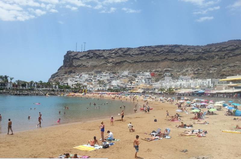 <span style='color:#780948'>ARCHIVED</span> - Gran Canaria bans swimwear and drinking on the street to tackle troublesome tourists